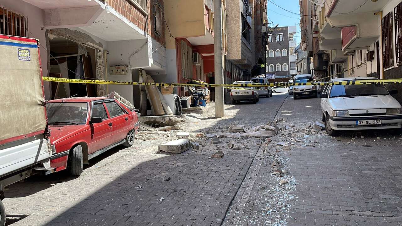 Mutfaktaki gaz sıkışması patlamaya neden oldu! Evin duvarları yıkıldı, araçlar hasar gördü 4